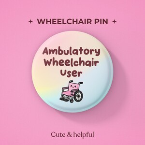 以下が含まれることがあります： パステルカラーのグラデーション背景に、ダークブラウンの文字で「Ambulatory Wheelchair User」と書かれ、笑顔のピンク色の車椅子のイラストが描かれた丸いピンバッジ。上部に「WHEELCHAIR PIN」、下部に「Cute & helpful」と記載されています。