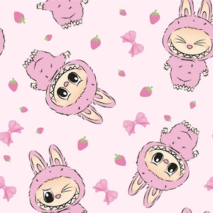Puede incluir: Un patrón repetitivo sobre un fondo rosa presenta personajes de dibujos animados con trajes de conejito rosa con ojos grandes y sonrisas dentadas. Las fresas y los lazos rosas están dispersos por todo el diseño.