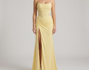 Vestido de fiesta elegante y formal de seda amarilla sin tirantes con abertura