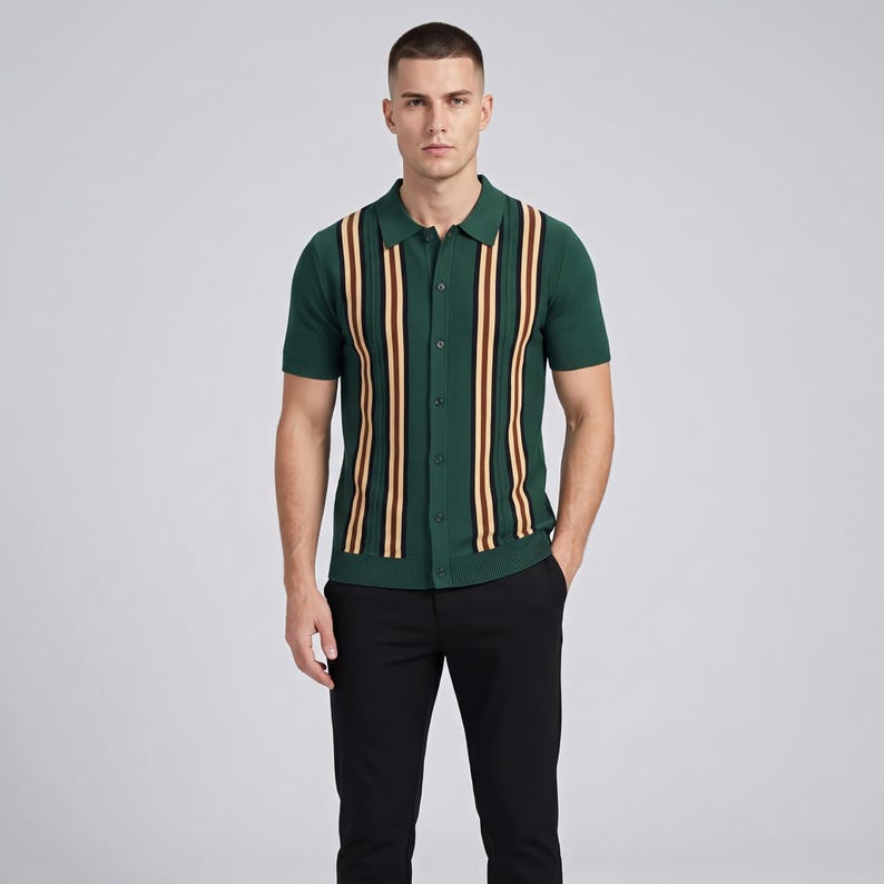 Op de afbeelding: Groen poloshirt met verticale strepen in bruin, geel en zwart. Het shirt met korte mouwen heeft een knoopsluiting en een kraag. Het model draagt een zwarte broek.