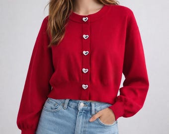 Cárdigan corto de punto rojo con botones de corazón plateados y corte ajustado