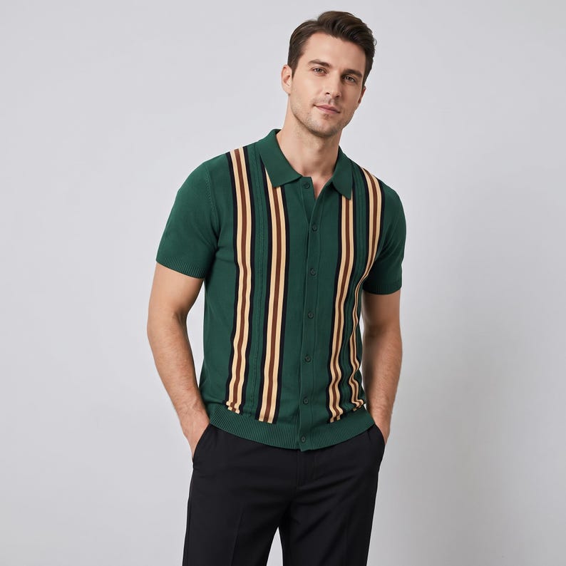 Op de afbeelding: Groen poloshirt met korte mouwen en verticale strepen in bruin, beige en zwart. De shirt heeft een knoopsluiting aan de voorkant en een kraag. Het model draagt een zwarte broek. De shirt is gemaakt van een gebreide stof.