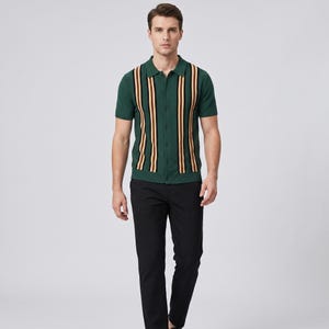 Op de afbeelding: Groen poloshirt met verticale gele en bruine strepen. Het shirt heeft korte mouwen en een knoopsluiting aan de voorkant. Het model draagt een zwarte broek. Het shirt is een klassieke stijl.