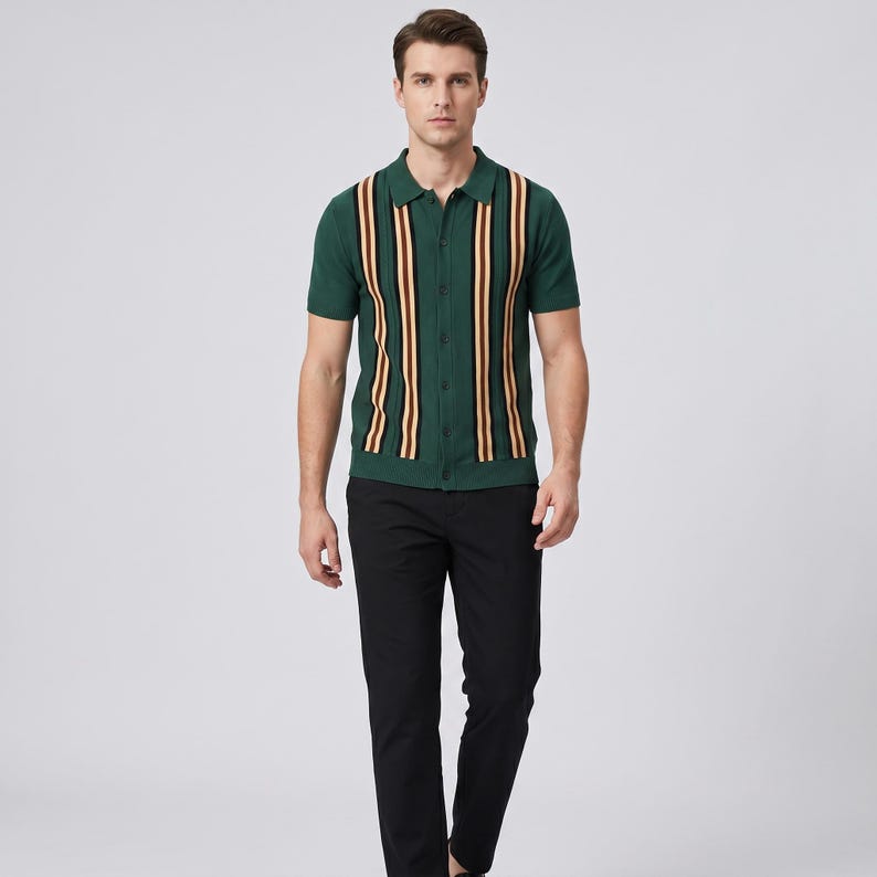 Op de afbeelding: Groen poloshirt met verticale gele en bruine strepen. Het shirt heeft korte mouwen en een knoopsluiting aan de voorkant. Het model draagt een zwarte broek. Het shirt is een klassieke stijl.