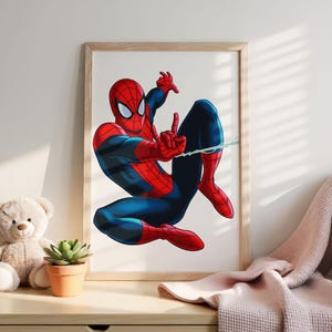 Könnte beinhalten: Gerahmter Druck mit einer dynamischen Illustration von Spider-Man in seinem ikonischen rot-blauen Anzug. Das Kunstwerk zeigt den Superhelden in einer kauernden Pose, mit einem Spinnennetz, das sich von seiner Hand aus erstreckt. Der Rahmen ist hell.