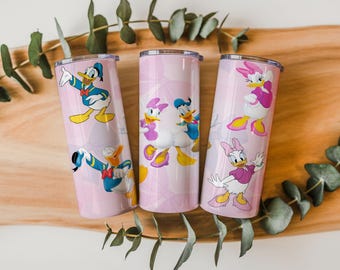 Diseño de sublimación para vaso de 20 oz con diseño de pareja de patos de dibujos animados: personajes de pájaros rosas y azules en formato PNG.