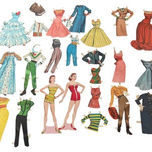 Könnte beinhalten: Eine Sammlung von Vintage-Papierpuppen und verschiedenen Outfits, darunter Kleider, Hosen, Oberteile und Röcke in verschiedenen Farben und Mustern. Jeder Artikel verfügt über kleine weiße Papierlaschen zum Falten und zeigt Modestile.
