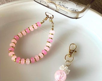 ピンクビーズの携帯チャームリストレット | ゴールドアクセント、ハンドメイドストラップ