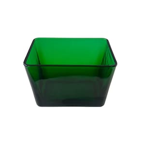 Puede incluir: Un cuenco cuadrado de vidrio verde esmeralda. El cuenco tiene una forma ligeramente cónica, con una abertura más ancha y un borde oscuro. El vidrio es transparente. Adecuado para servir o exhibir. Medidas en centímetros.