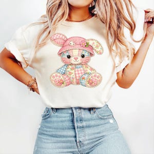 Peut inclure: Une tasse en céramique blanche avec une anse noire et le texte "But First, Coffee" en gras noir. La tasse est posée sur une surface en bois. La tasse mesure environ 10 cm de haut.