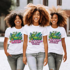 Peut inclure: Trois personnes portant des t-shirts blancs avec un graphisme coloré d'un alligator vert, de feuilles tropicales et le texte "LATER", "AFTER WHILE" et "AFTER AWHILE" en rose. Elles portent des jeans gris.