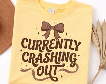Cita divertida retro de Crash Out Girly PNG, diseño de camiseta sarcástica y atrevida, humor adulto PNG, camiseta con lazo preppy PNG, frase vintage de moda sublimada