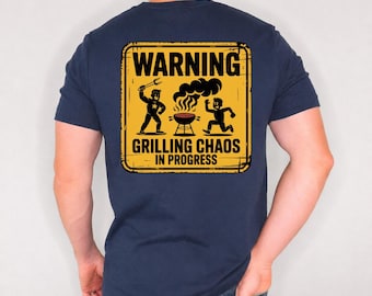 Divertidas imágenes PNG y SVG de barbacoa: Advertencia: Caos en la parrilla en curso PNG, Regalo para barbacoa en el patio trasero, Camiseta gráfica de maestro parrillero