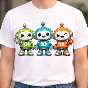 Peut inclure: T-shirt blanc avec trois robots de dessin animé en vert, bleu et orange. Chaque robot porte un numéro sur sa poitrine : 01, 10 et 11. Les robots ont des visages souriants et sont conçus dans un style mignon et amical.