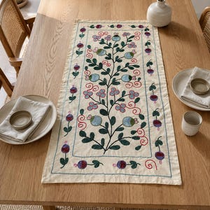 Handbroderad Suzani-bordlöpare, uzbekisk blommig textil, bohemisk matdekoration