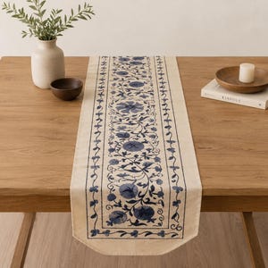 Vintage Suzani bordslöpare – Handbroderad blommig linne för bohemisk lantlig inredning