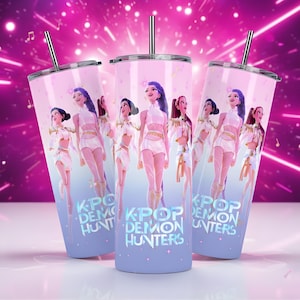 Puede incluir: Tres vasos de acero inoxidable con temática K-Pop. Cada vaso presenta un diseño de figuras animadas con trajes blancos y cabello morado. El texto "KPOP DEMON HUNTERS" está impreso en cada vaso. El fondo es un degradado rosa y morado.