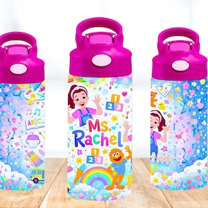 Puede incluir: Tres botellas de agua con tapa rosa y diseño colorido. Las botellas presentan una ilustración de dibujos animados de la Sra. Rachel, números y un arcoíris. El fondo es una mezcla de azul, rosa y amarillo con varios elementos lúdicos.