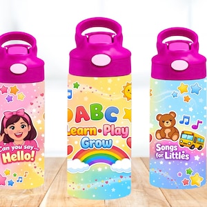 Puede incluir: Tres botellas de agua coloridas con tapas rosas. Una botella tiene un gráfico de una niña y el texto "Can you say... Hello!". Otra dice "ABC Learn Play Grow" con un arcoíris. La tercera tiene un oso de peluche y el texto "Songs for Littles".