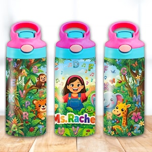 Puede incluir: Tres botellas de agua coloridas con ilustraciones de la jungla. Cada botella tiene una tapa rosa, una parte superior azul y un diseño con animales, letras y el texto "Ms. Rache". Las botellas están sobre una superficie de madera.