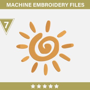 Könnte beinhalten: Ein Maschinenstickmuster mit einer stilisierten orangefarbenen Sonne mit einem spiralförmigen Zentrum und Strahlen. Die Zahl 7 befindet sich in einem Dreieck. Der Text "MACHINE EMBROIDERY FILES" steht oben.