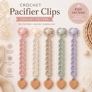 Puede incluir: Cinco clips de chupete de ganchillo en colores pastel: rosa, crema, beige, verde y lavanda. Cada clip tiene un chupete a juego y un cierre de madera en forma de corazón. La imagen incluye el texto "CROCHET Pacifier Clips" y "CROCHET PATTERN".