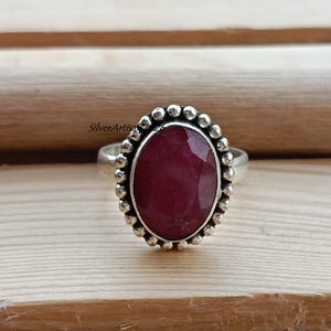 Anel artesanal com pedra preciosa oval de rubi, estilo boho, em prata de lei 925.