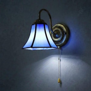 Kinkiet ścienny Blue Bell Tiffany, lampa ścienna z witrażem, niebieskie oświetlenie do przedpokoju i salonu, kinkiet ścienny z łańcuszkiem, dekoracja ścienna ze szkła