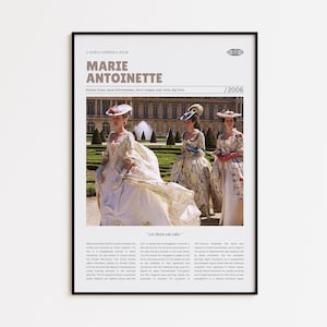 Puede incluir: Un póster enmarcado de la película "Marie Antoinette" de Sofia Coppola. El póster presenta a tres mujeres con elaborados vestidos de época, con el título en texto marrón. Se muestra el año 2006.
