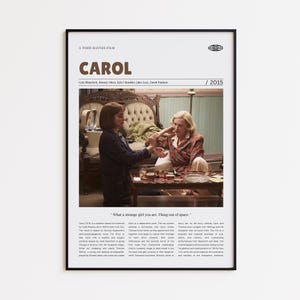 Può includere: Poster cinematografico incorniciato per "Carol" con il titolo del film in lettere grandi e in grassetto. Il poster presenta un'immagine del film con due donne e l'anno 2015. Il poster è in una cornice nera.