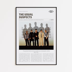 Puede incluir: Póster enmarcado de la película "The Usual Suspects" con el título y la lista del elenco. La imagen presenta al elenco alineado contra una tabla de altura. El póster es en blanco y negro con un marco negro.