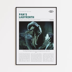 Puede incluir: Un póster enmarcado de la película "El laberinto del fauno" con un marco negro. El póster presenta el título y los créditos de la película, junto con una imagen de una criatura y una niña. También se ve el texto "/2006".