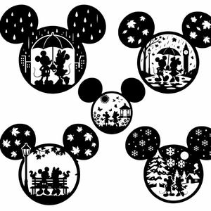 以下が含まれることがあります： ミッキーとミニーマウスが様々な季節のシーンに登場する白黒シルエットのデザイン。各デザインはミッキーマウスの耳の形の中にあり、雨、紅葉、冬の雪を描いています。デザインには、都市景観や屋外設定が含まれています。