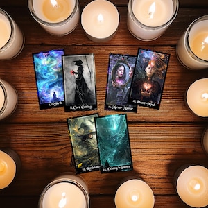 Puede incluir: Vista superior de cartas de tarot dispuestas sobre una superficie de madera, rodeadas de velas encendidas en frascos de vidrio. Las cartas presentan ilustraciones con títulos como "Rebirth", "Cord Cutting" y "Heart-Mind". La escena evoca un tema místico o espiritual.