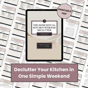 Puede incluir: Una tableta digital muestra una guía de organización titulada "The Home Ritual: Kitchen Weekend Declutter". La guía está rodeada de varias páginas PDF imprimibles. El texto de la imagen dice "Declutter Your Kitchen in One Simple Weekend."