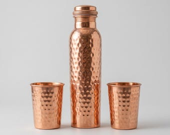 Juego de botella de agua de cobre martillado personalizada con vaso, botella de cobre puro hecha a mano, regalo de artículos para bebidas ayurvédicas de 1000 ml.
