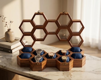 Puede incluir: Expositor de relojes de madera oscura con diseño de panal. La caja tiene compartimentos individuales con cojines de terciopelo azul para relojes. La sección superior tiene estantes hexagonales abiertos.