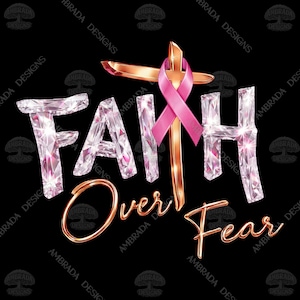 Puede incluir: Gráfico digital sobre fondo negro con las palabras "FAITH Over Fear" en una fuente brillante, similar a gemas. Una cruz dorada está adornada con una cinta rosa, que simboliza la concienciación sobre el cáncer de mama.