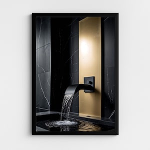 Puede incluir: Un moderno accesorio de baño con un grifo negro que vierte agua en un lavabo oscuro. El grifo está montado en un panel dorado sobre un fondo de baldosas de mármol negro. La imagen está enmarcada en negro.