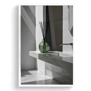 Può includere: Un diffusore in vetro verde con bastoncini neri, posto su una mensola bianca in un bagno. La bottiglia ha una forma arrotondata. Il bagno presenta pavimenti e pareti piastrellate bianche, con un design moderno.