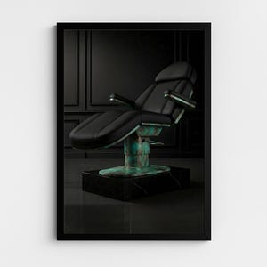 Könnte beinhalten: Ein schwarzer Leder-Friseurstuhl mit Armlehnen und Kopfstütze, auf einem Sockel mit Grünspan-Finish. Der Stuhl steht auf einem schwarzen Marmorsockel, der schwarz umrahmt ist.