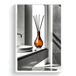 Può includere: Un vaso di vetro arancione con canne nere è appoggiato su un piano grigio in un bagno moderno. Il vaso ha una forma a goccia ed è riempito di canne scure. Lo sfondo presenta una parete bianca e una parete piastrellata grigia.