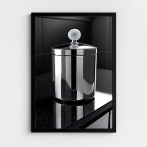 Puede incluir: Un recipiente plateado brillante con tapa y un asa de bola de cristal decorativa. El recipiente cilíndrico refleja el entorno. Se encuentra sobre una superficie negra moteada, lo que sugiere un diseño moderno y minimalista.