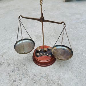 Balance d'apothicaire design ancien en laiton à double bras avec 8 poids 23 cm de hauteur Balance d'apothicaire ou bijouterie design ancien