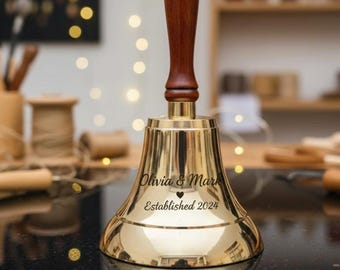 Campanello a mano personalizzato in ottone con manico in legno / Campanello scolastico vintage inciso / Regalo di ringraziamento per insegnanti / Campanello nuziale / Fatto a mano