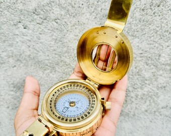 Brújula de bolsillo vintage de latón con estuche de cuero, prismática, militar británica