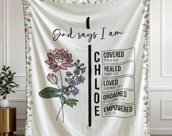 Manta personalizada com nome cristão, "Deus diz que eu sou", flor de nascimento cristã, versículo bíblico, afirmação, presente para mulheres, presente religioso para ela.