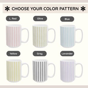 Op de afbeelding: Witte keramische mokken met verticale streepjespatronen in verschillende kleuren: lichtrood, olijf, blauw, geel, grijs en lavendel. De tekst "CHOOSE YOUR COLOR PATTERN" staat bovenaan.