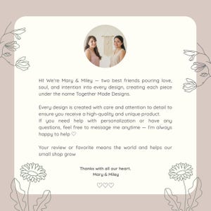 Peut inclure: Une carte d'information carr&eacute;e avec un fond beige clair et des dessins floraux au trait brun fonc&eacute; dans les coins. Elle pr&eacute;sente une photo circulaire de deux personnes et un texte pr&eacute;sentant Together Made Designs, proposant de l'aide et des avis.
