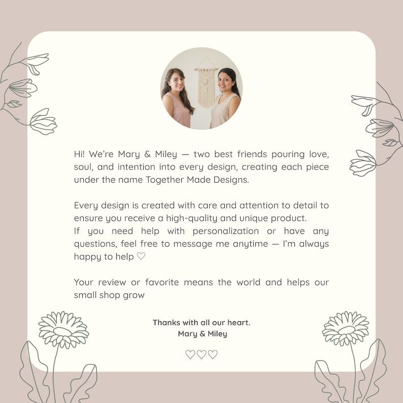 Peut inclure: Une carte d'information carr&eacute;e avec un fond beige clair et des dessins floraux au trait brun fonc&eacute; dans les coins. Elle pr&eacute;sente une photo circulaire de deux personnes et un texte pr&eacute;sentant Together Made Designs, proposant de l'aide et des avis.